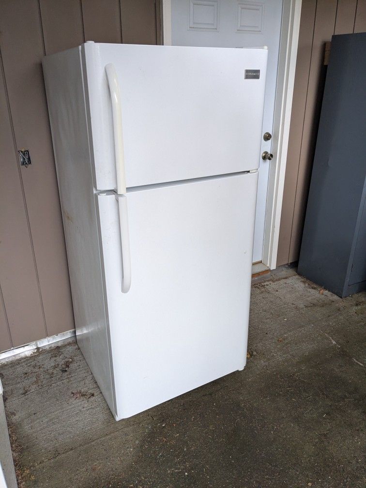 Free Refrigerator - Works But Doesn't Freeze