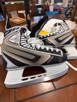 CCM 02 Ice Hockey Skates size 5 used once