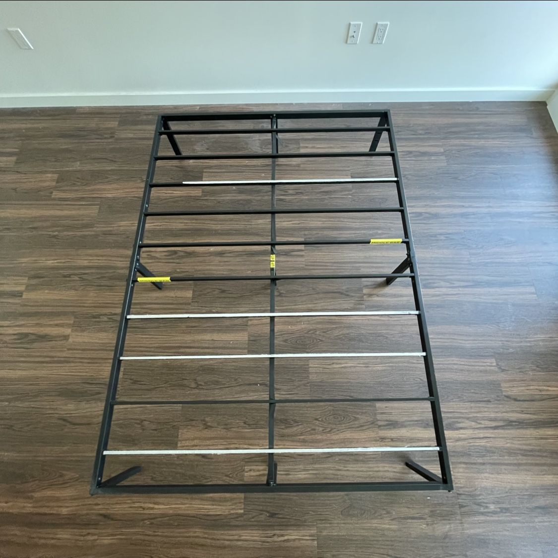 ZINUS Yelena 14 Inch Metal Platform Bed Frame / Steel Slat Support / No