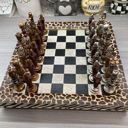 CHEETAH AND ZEBRA CHESS BOARD AND PIECES