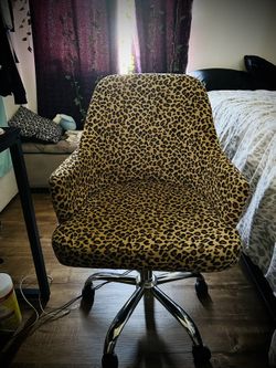 Deak Chair