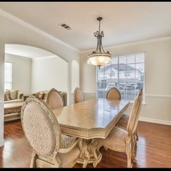 Large Formal Dining Table with 6 Upholstered chairs - Excellent  Condition
