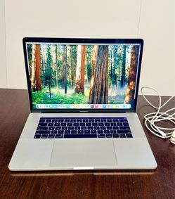 Apple MacBook Pro 15-inch Retina Display i7 2.2GHz 16GB DDR4 256GB SSD