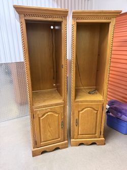 Se vende 2 estantes de madera traen repisas adentro de vidrio están en buenas condiciones