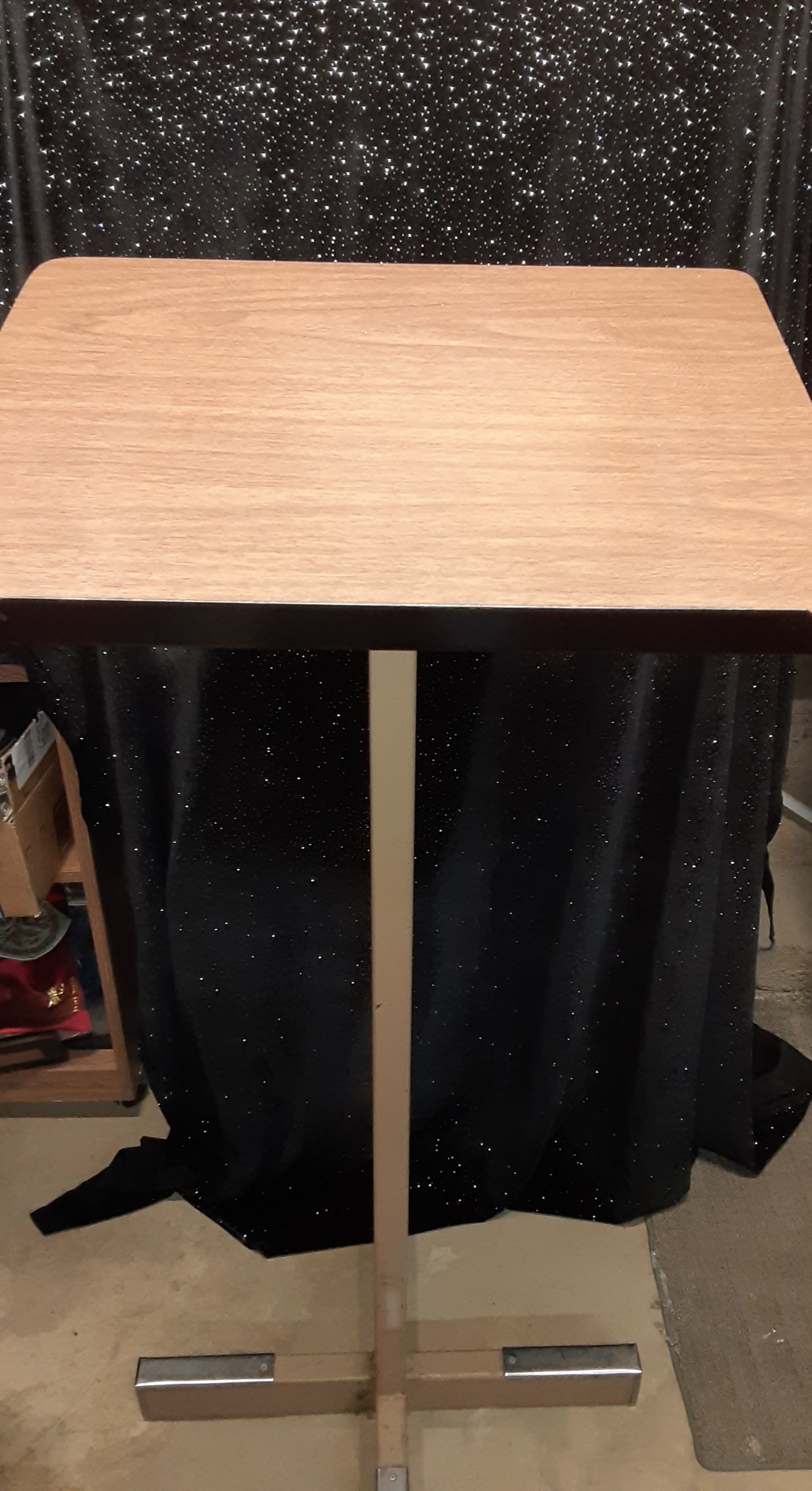 Podium with metal base with woodgrain finished top