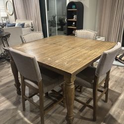 Tall Pub Dining Table With chairs ! 