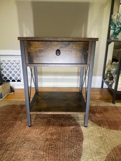 MESA DE NOCHE PEQUEÑA — SMALL BEDSIDE TABLE