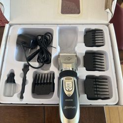SMALL PET/DOG HAIR CLIPPERS IN BARELY USED. 