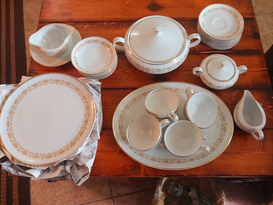 39pc Sheffield Imperial Gold China Set/ 504
