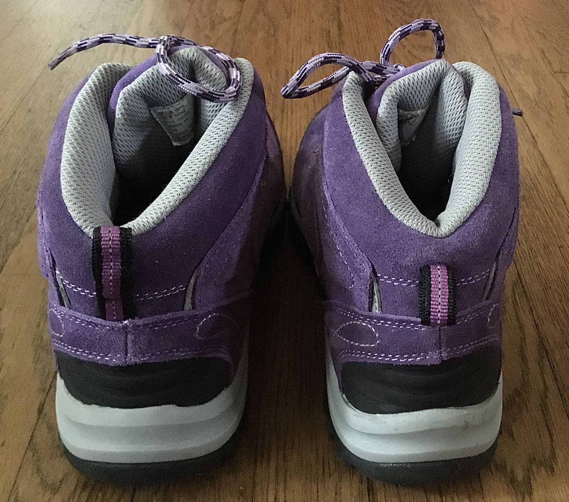 WOMENS CABELAS HIKING BOOTS for Sale in San Diego, CA OfferUp