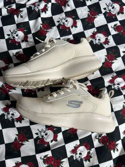 Tennis shoes