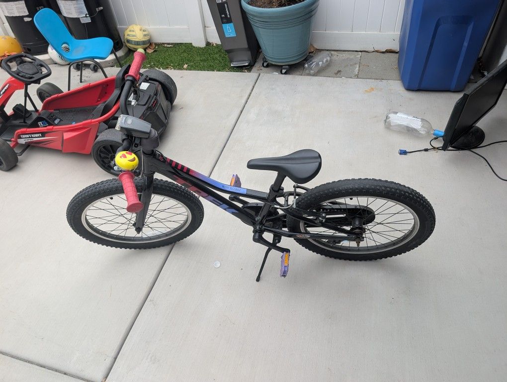 Great condition!! Trek pre caliber 20 kids bike