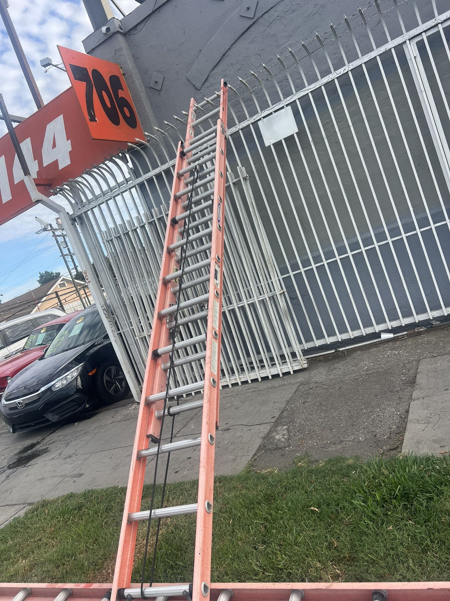 Escalera de 24 pies casi nueva muy barata $230 cada una tengo muchas 