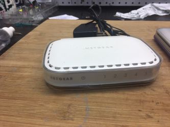 Netgear 5 port 10/100 Mbps switch fs605 v3