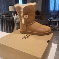 Ugg Size 7 Women's 