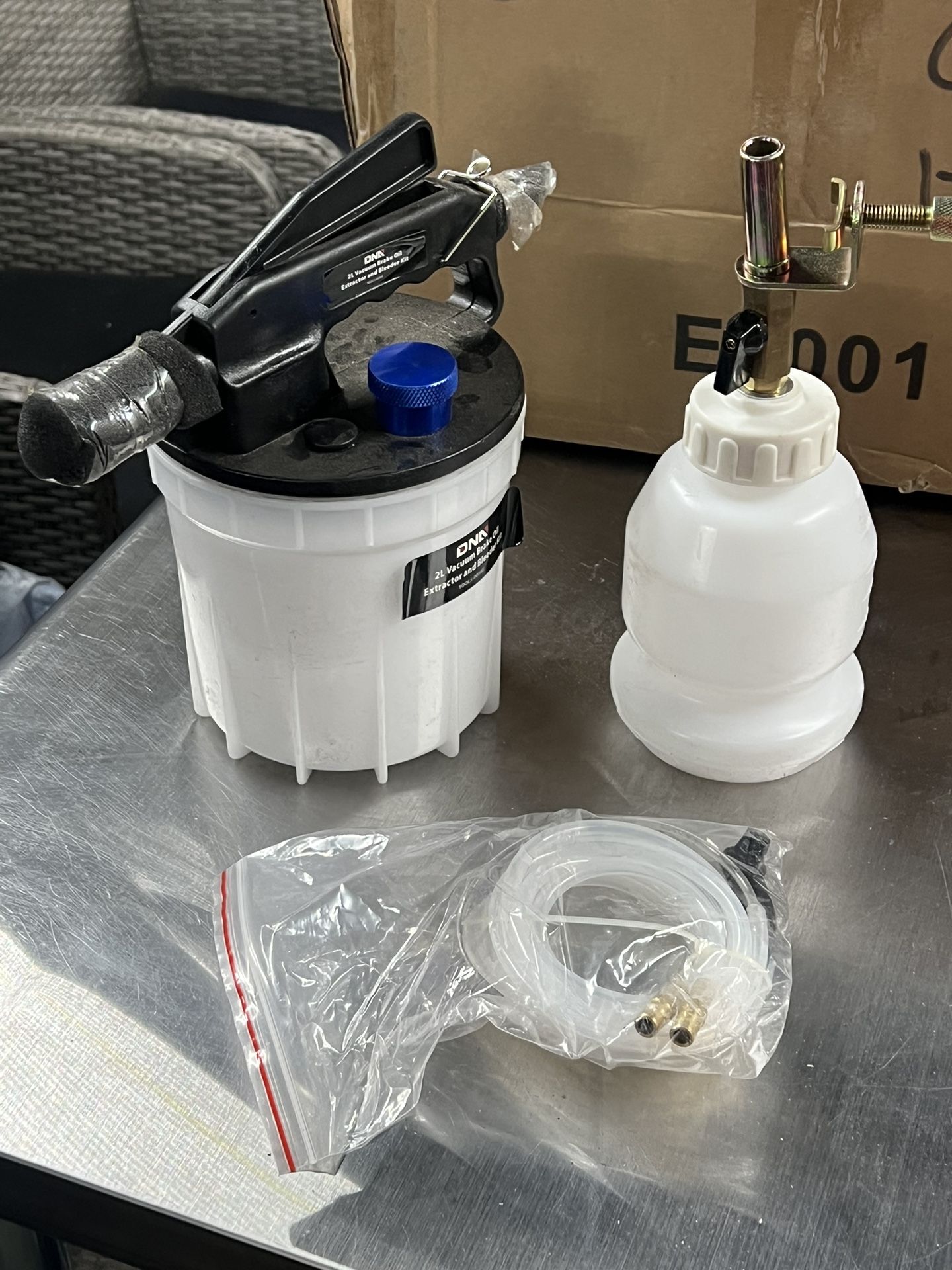 2L Vacuum Brake Oil Extractor and Bleeder Kit with 1L Refilling Bottle and Adapters for Most Standraiabs Braking Systems