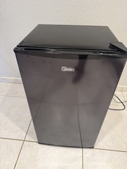 Midea 3.3 cu ft Mini Fridge with Freezer - Black - Works Great