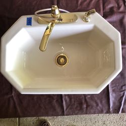 Large Porcelain Kitchen Sink. Used as a  showroom Display Only