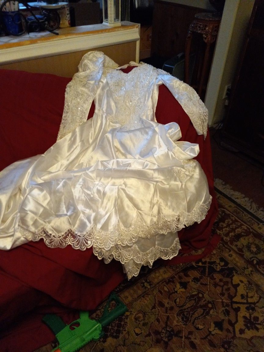 Lots Of Nice Wedding Dresses For Sale Different Sizes Very Very Pretty With A Lot Of Pearls And Jewels