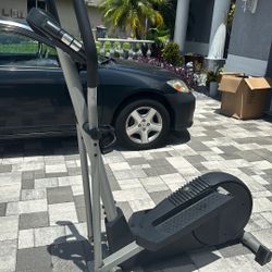 Pro Form Cardio cross trainer 675 With Heart Rate Monitor 