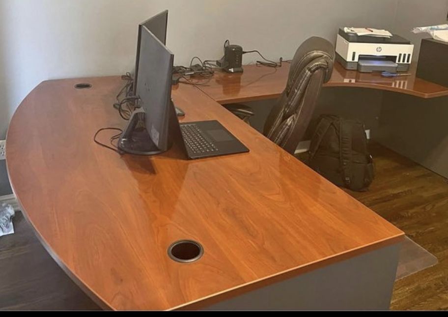 Beautiful Executive Desk. Delivery Available