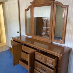 Dresser With Mirror