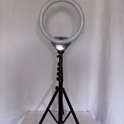 Ring light; Adjustable brightness and camera mount