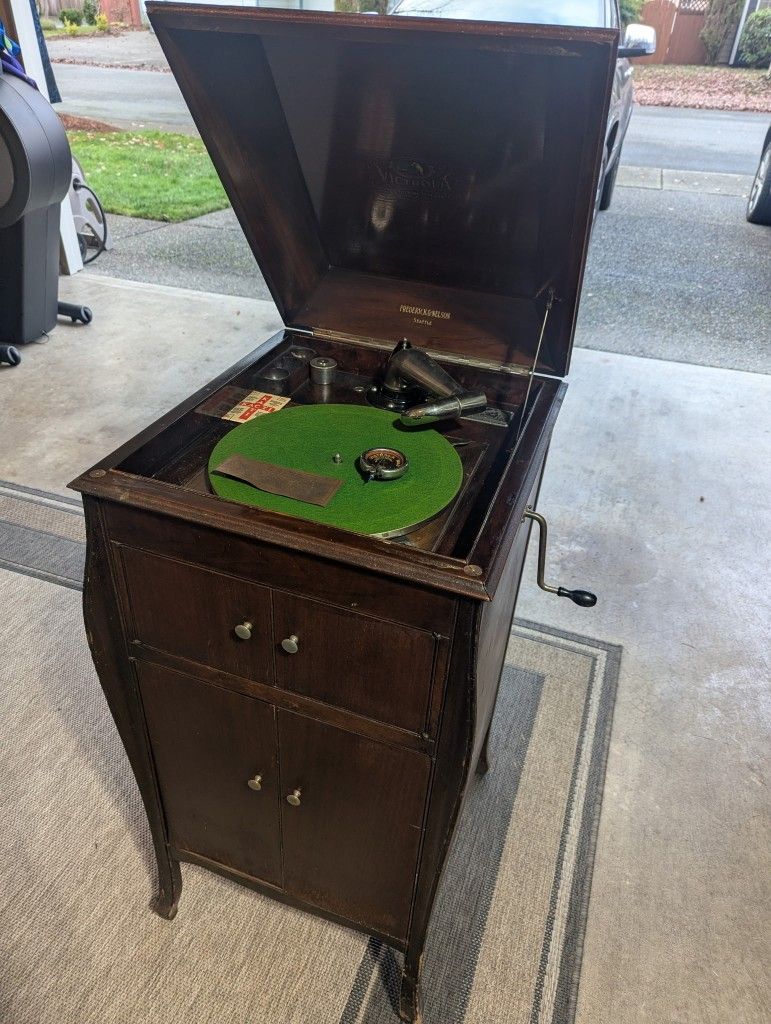 1922 Phonograph