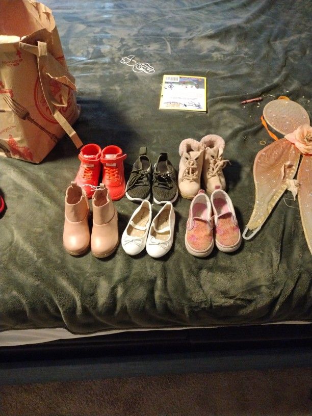 Size 6 Little Girls Shoes Read Description 