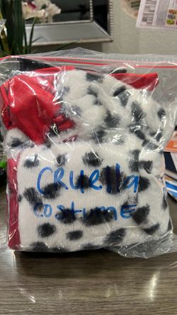 Cruella scarf and red long gloves