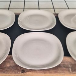 Free delivery! 6 Full size (large) dinner plates