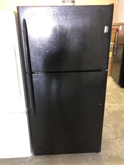 22 Cubic Foot Black Refrigerator with Ice Maker