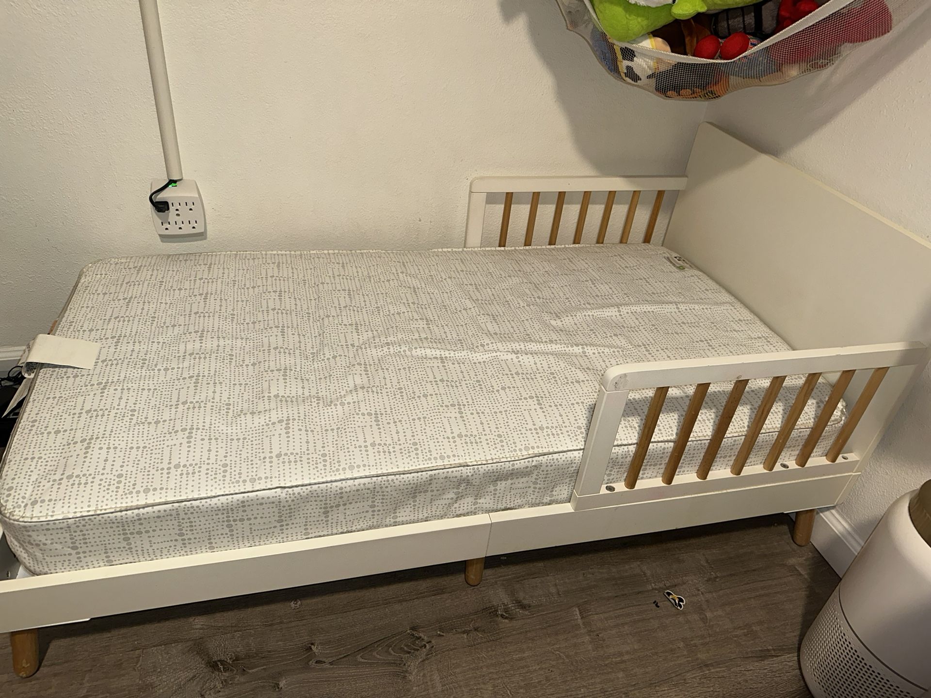 Infant/Toddler Bed Frame & Mattress