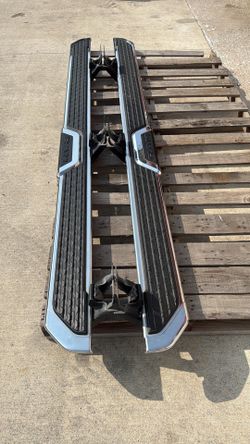 Running Boards  * Fits 2009–2018 Ram 1500 Crew Cab * Fits 2009–2026 Ram 2500/3500 Crew Cab * Wheel-to-wheel style * Price: $599  Se habla español.