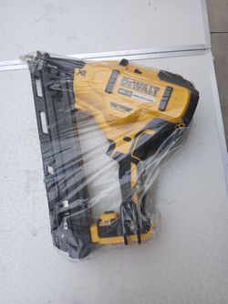 Clabadora Dewalt 20v Brushless XR Para Clavos Saiz 15  solo herramienta