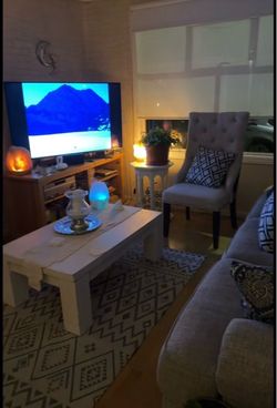 Beautiful Living Room & Dining Set – Clean & Well Maintained