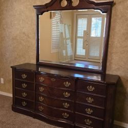BEAUTIFUL SOLID GOOD LONG DRESSER BY BASSETT FURNITURE 