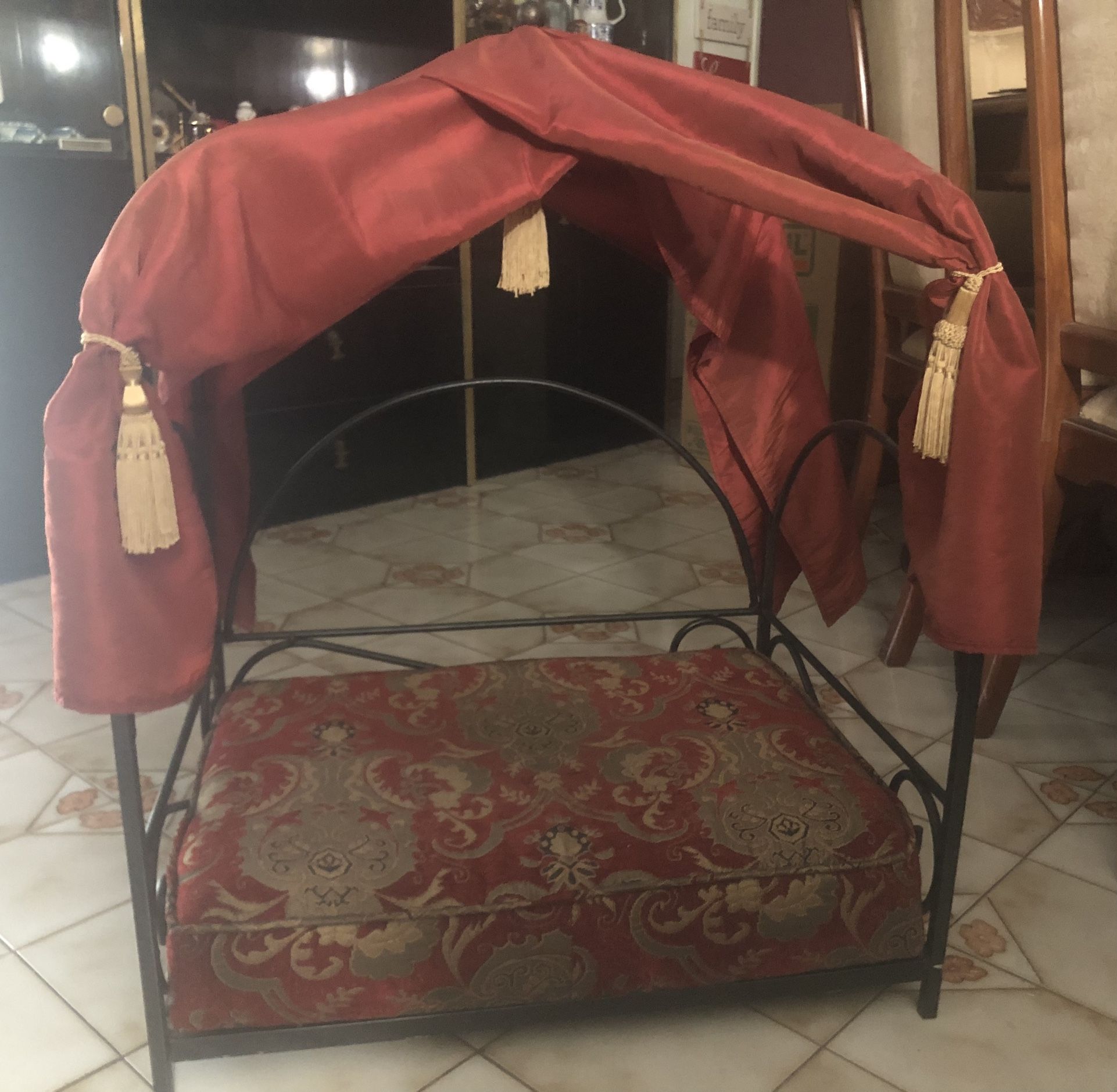 Wrought Iron Luxury Canopy Pet Bed 
