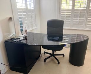 Modern Black Glass Executive Desk – 3 Drawers – Excellent Condition