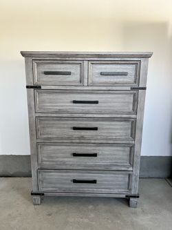 Russelyn 5 Drawer Chest of Drawers