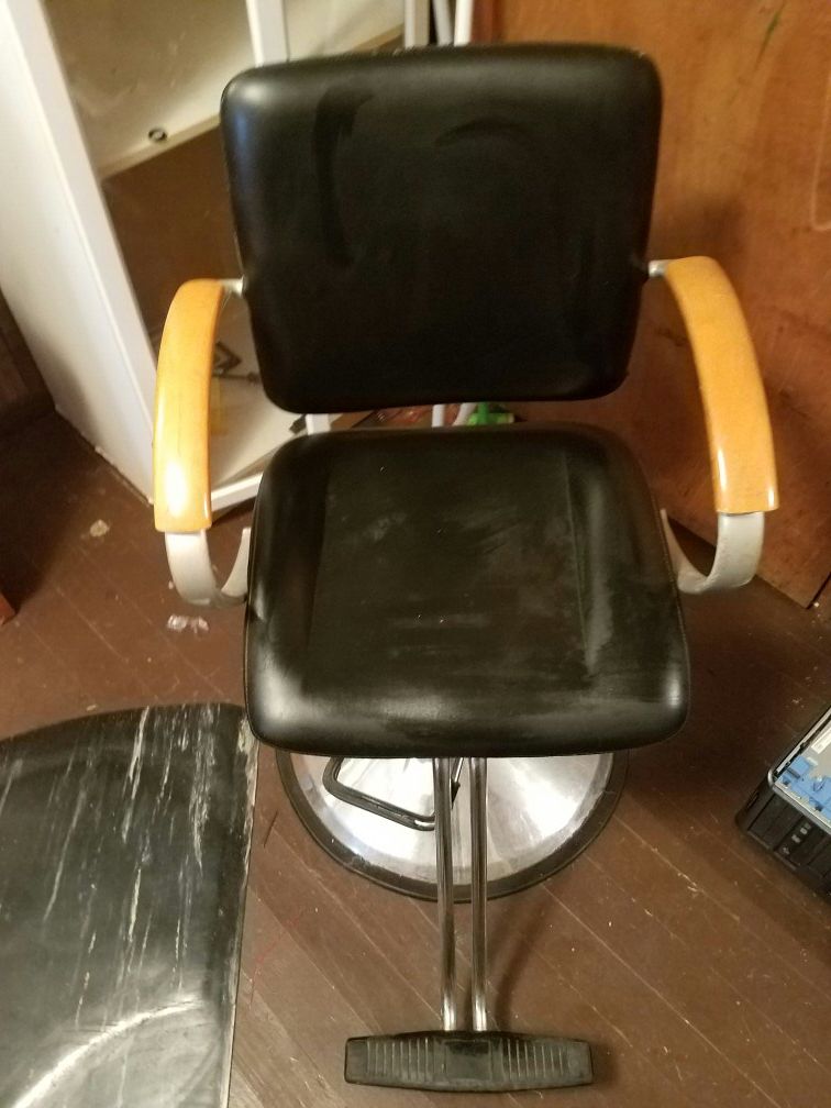 Hair styling chair