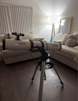 Meade Reflector Telescope with Tripod