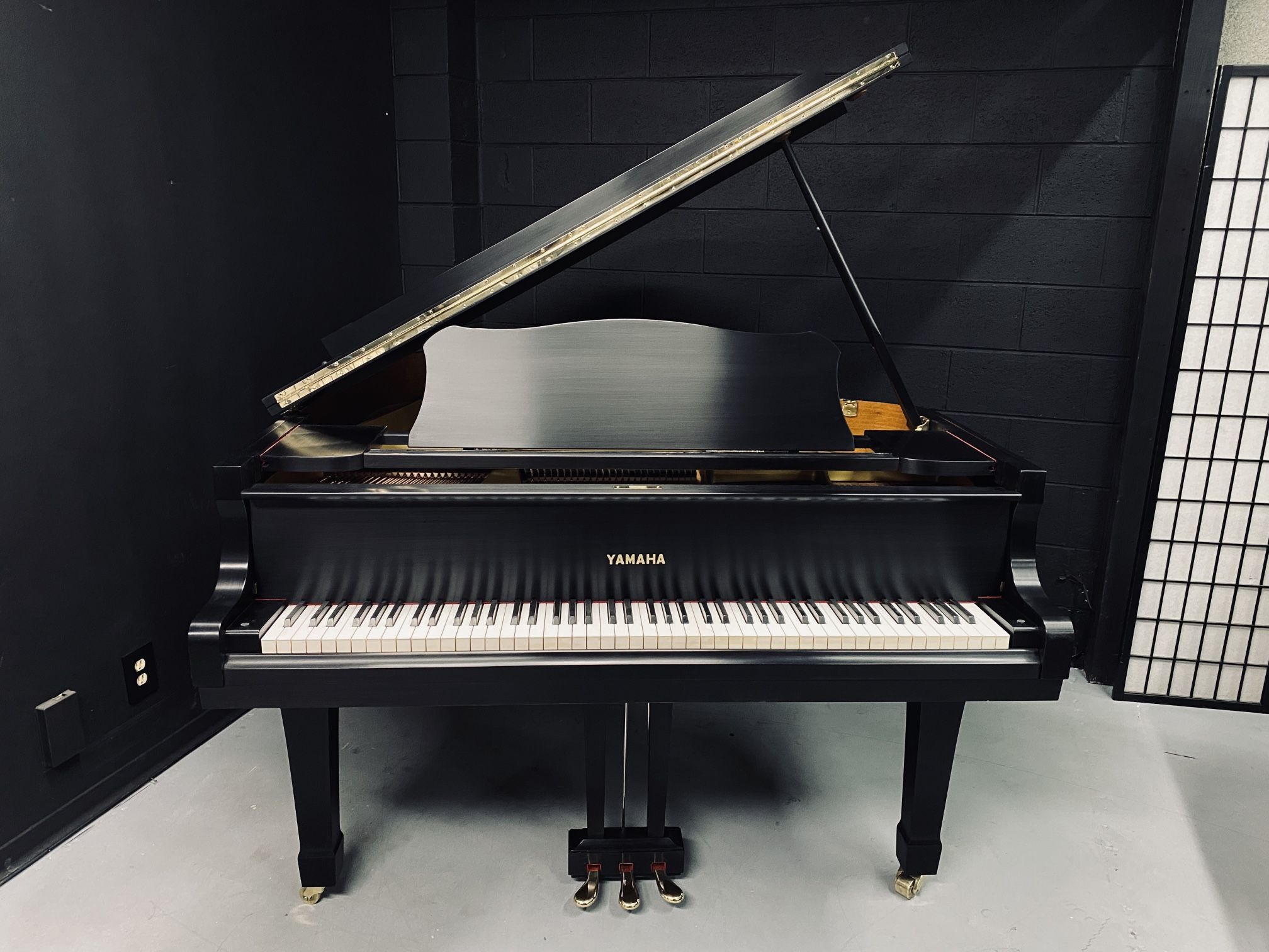 Yamaha Model G2 5'8" Ebony Satin Grand Piano