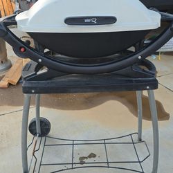 )Weber Q 1200 Portable Gas Grill - Titanium /with Cart stand- And side tables -Clean & Ready to Use