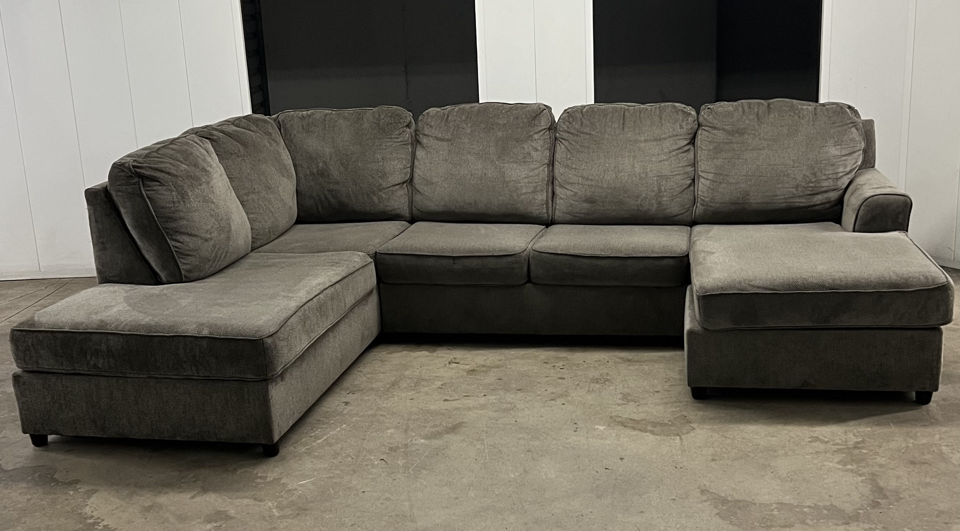 Gray U shaped sectional couch in great condition ($550 for delivery) $450 for pick up