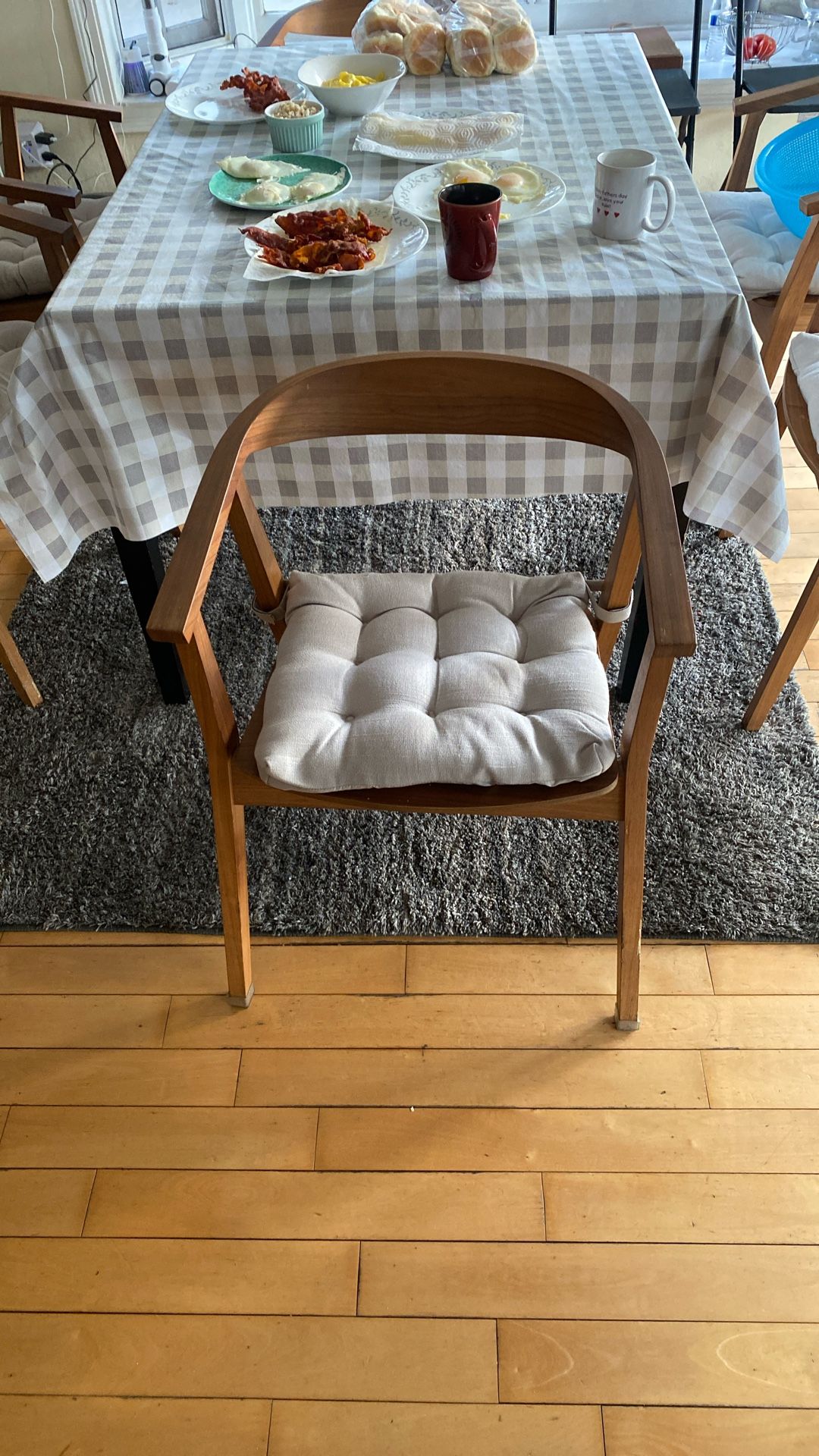 6 - Dining chair With Off-White Seat Cushions