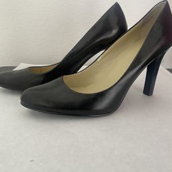 Ladies Shoes Size 8