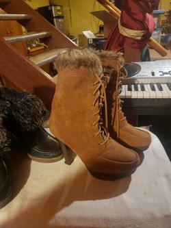 Womens size 8 tan with fur heel boot
