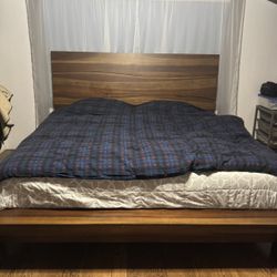 Like New! King Size 12" Memory Foam Mattress - Used <1 Year