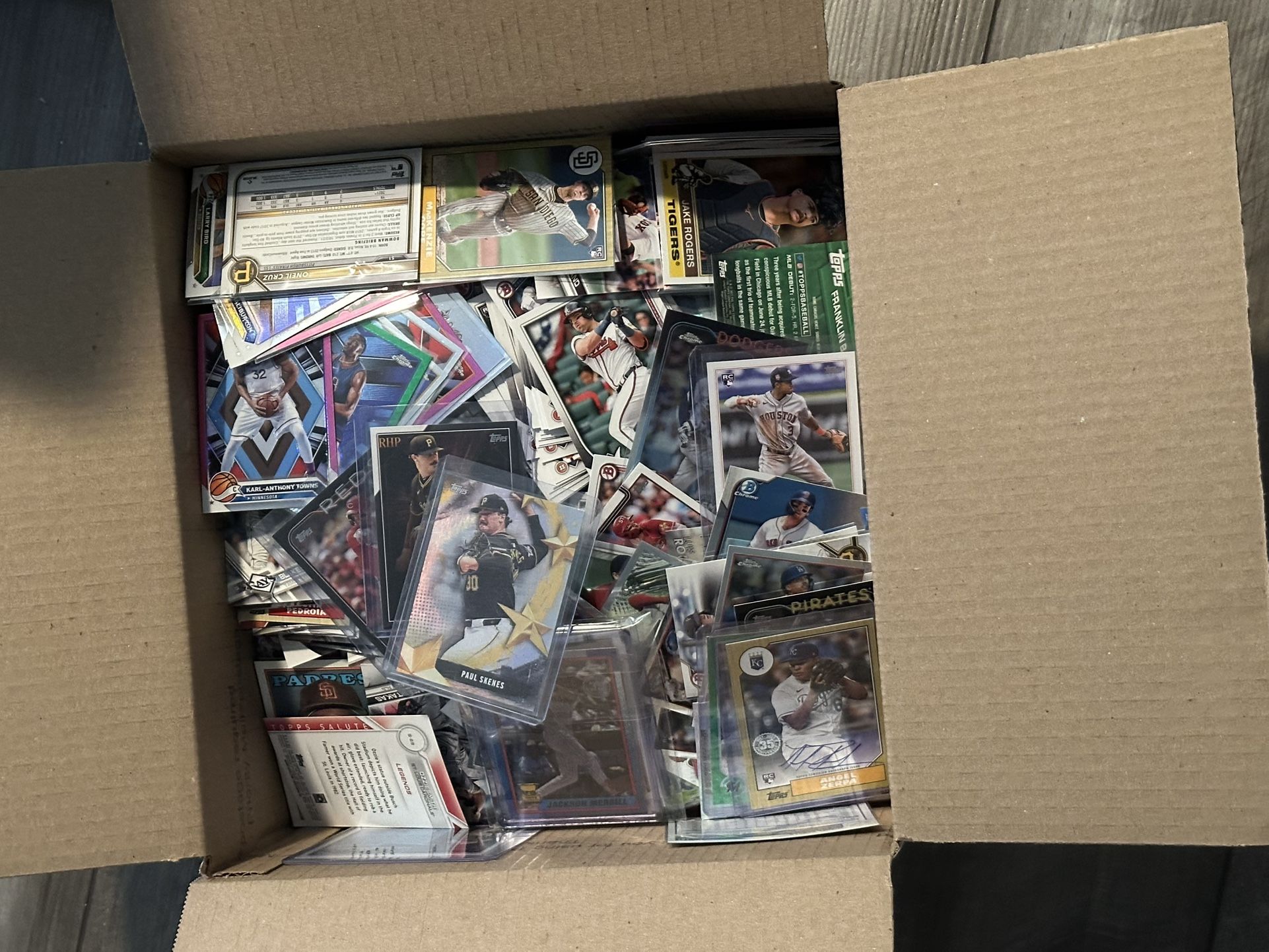 250+ BASEBALL CARDS IN A LARGE BOX TOPPS ROOKIES AUTO?? SP